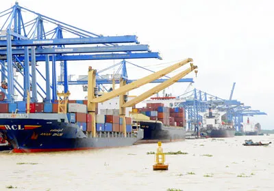 Bốc dỡ hàng tại cảng Cát Lái. Ảnh: Cao Thăng Bốc dỡ hàng tại cảng Cát Lái. Ảnh: Cao Thăng