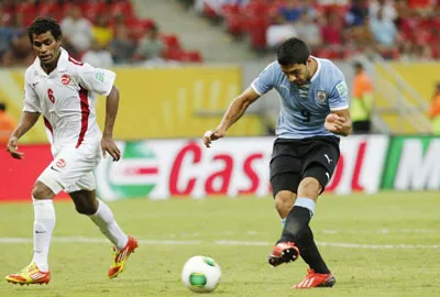 Tiền đạo Suarez lập cú đúp vào lưới Tahiti. Tiền đạo Suarez lập cú đúp vào lưới Tahiti.