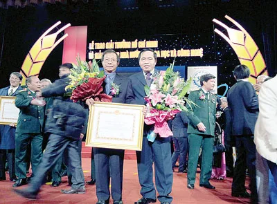 Th.S Phạm Xuân Mai (bên trái) nhận Giải thưởng Nhà nước về Khoa học và Công nghệ 2012 Th.S Phạm Xuân Mai (bên trái) nhận Giải thưởng Nhà nước về Khoa học và Công nghệ 2012