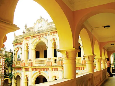 Dinh Hoàng A Tưởng tại Bắc Hà đã được xếp hạng di tích lịch sử - văn hóa. Dinh được Thổ ty Hoàng Yến Chao xây dựng năm 1914, kết hợp hài hòa hai phong cách kiến trúc Á - Âu. Dinh Hoàng A Tưởng tại Bắc Hà đã được xếp hạng di tích lịch sử - văn hóa. Dinh được Thổ ty Hoàng Yến Chao xây dựng năm 1914, kết hợp hài hòa hai phong cách kiến trúc Á - Âu.