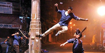A scene in the film portrays gangsters killing each other without any intervention of police, residents or law forces (Photo: SGGP) A scene in the film portrays gangsters killing each other without any intervention of police, residents or law forces (Photo: SGGP)