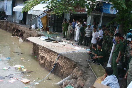 A landslide along the riverbank of Cuu Long (Mekong) river (Illustrative photo: SGGP) A landslide along the riverbank of Cuu Long (Mekong) river (Illustrative photo: SGGP)