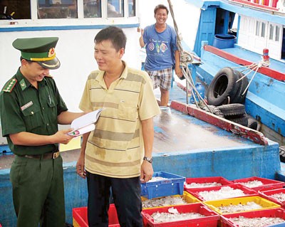 A solider promulgates sea law and check a fishing boat. (Photo: SGGP) Security on sea has been checked everyday. (Photo: SGGP) Talking with students on the island (Photo: SGGP) Soldiers play with students of Long Hai Commune. (Photo: SGGP) A solider promulgates sea law and check a fishing boat. (Photo: SGGP) Security on sea has been checked everyday. (Photo: SGGP) Talking with students on the island (Photo: SGGP) Soldiers play with students of Long Hai Commune. (Photo: SGGP)