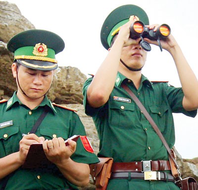 Security on sea has been checked everyday. (Photo: SGGP) Talking with students on the island (Photo: SGGP) Soldiers play with students of Long Hai Commune. (Photo: SGGP) Security on sea has been checked everyday. (Photo: SGGP) Talking with students on the island (Photo: SGGP) Soldiers play with students of Long Hai Commune. (Photo: SGGP)