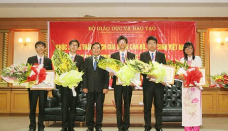 Deputy Minister Tran Quang Quy honors the five students who won medals at the Int’l Physics Olympiad in Denmark (Photo: SGGP) Deputy Minister Tran Quang Quy honors the five students who won medals at the Int’l Physics Olympiad in Denmark (Photo: SGGP)