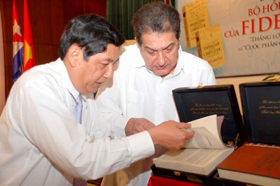 HCM City Party Committee chief Officer Tran The Luu (left) presents copies of books for Cuban ambassador González (photo SGGP)