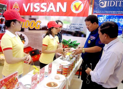 Lao businessmen learn about products made by Vissan Company (Photo: SGGP) Lao businessmen learn about products made by Vissan Company (Photo: SGGP)