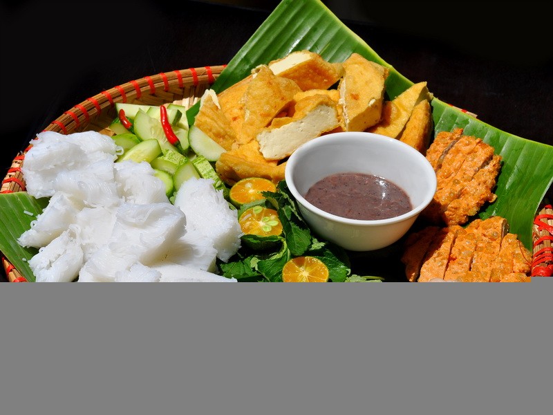Rice noodle is very popular in the country Rice noodle is very popular in the country