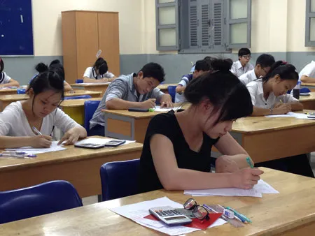 Thí sinh thi vào Trường Đại học Sư phạm TPHCM đang làm bài thi môn Văn. Ảnh: Thanh Hùng Thí sinh thi vào Trường Đại học Sư phạm TPHCM đang làm bài thi môn Văn. Ảnh: Thanh Hùng
