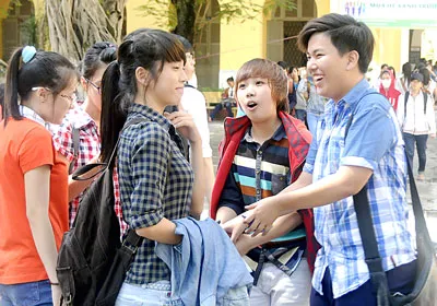 Thí sinh dự thi vào ĐH Sài Gòn sau khi hoàn thành chương trình thi đại học. Ảnh: MAI HẢI Thí sinh dự thi vào ĐH Sài Gòn sau khi hoàn thành chương trình thi đại học. Ảnh: MAI HẢI