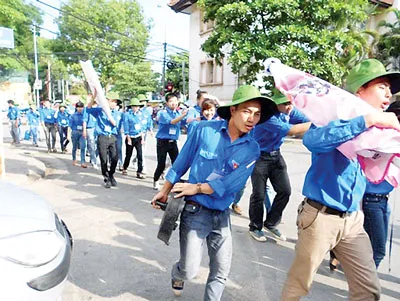 Kết thúc ngày thi, các sinh viên tình nguyện lại thu dọn hành trang và vui vẻ trở về Kết thúc ngày thi, các sinh viên tình nguyện lại thu dọn hành trang và vui vẻ trở về