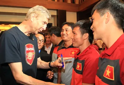 HLV A.Wenger bắt tay cùng đội trưởng Tấn Tài, Công Vinh. Ảnh: Q.M