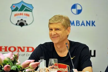 Chiến lược gia người Pháp vui vẻ trả lời phỏng vấn trong cuộc họp báo. Ảnh: M.H