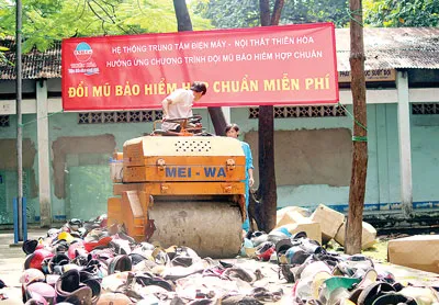 Tiêu hủy hơn 10.000 mũ bảo hiểm không đạt chuẩn