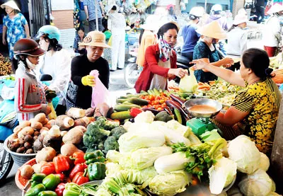 Giá xăng tăng có thể sẽ hình thành một mặt bằng giá mới ở các mặt hàng thực phẩm thiết yếu. Ảnh: CAO THĂNG