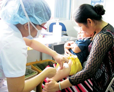 Tiêm vaccine cho trẻ tại Bệnh viện Mekong TPHCM sáng 23-7. Ảnh: TƯỜNG LÂM Tiêm vaccine cho trẻ tại Bệnh viện Mekong TPHCM sáng 23-7. Ảnh: TƯỜNG LÂM