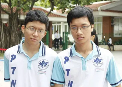 Cấn Trần Thành Trung (trái) và Phạm Tuấn Huy học sinh Trường Phổ thông Năng khiếu, Đại học Quốc gia TPHCM. Cấn Trần Thành Trung (trái) và Phạm Tuấn Huy học sinh Trường Phổ thông Năng khiếu, Đại học Quốc gia TPHCM.