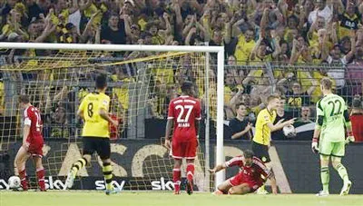 Tiền đạo Marco Reus (áo vàng, bên phải) của Dortmund trong pha ghi bàn vào lưới Bayern Munich.