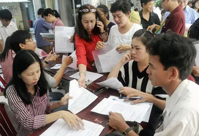 Phụ huynh vất vả tìm cho con một chỗ học bán trú. Ảnh: MAI HẢI Phụ huynh vất vả tìm cho con một chỗ học bán trú. Ảnh: MAI HẢI