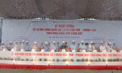 Deputy PM Hoang Trung Hai kicked off the expansion work of National Highway 1A on August 2 (Photo: Sggp) Deputy PM Hoang Trung Hai kicked off the expansion work of National Highway 1A on August 2 (Photo: Sggp)