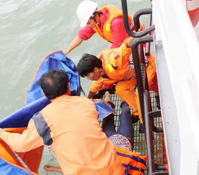 A rescue team searching for victims in Can Gio territorial waters A rescue team searching for victims in Can Gio territorial waters