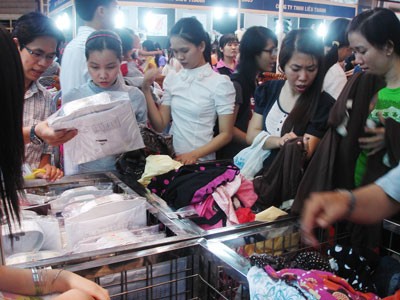 Customers buy Vietnamese clothing at a Fair (Photo: Cat Tuong) Customers buy Vietnamese clothing at a Fair (Photo: Cat Tuong)