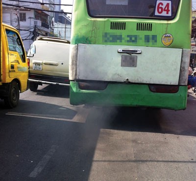 Downgraded engine causes buses to belch out black exhaust smoke. (Photo: SGGP) Downgraded engine causes buses to belch out black exhaust smoke. (Photo: SGGP)