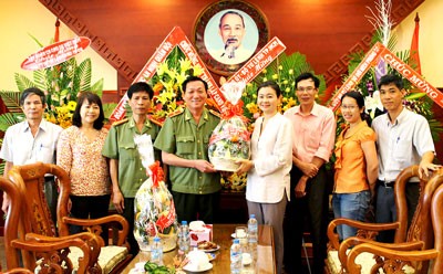 SGGP delegation visits police officers on the occasion of 68th anniversary of Vietnam People’s Public Security Forces (Photo: SGGP) SGGP delegation visits police officers on the occasion of 68th anniversary of Vietnam People’s Public Security Forces (Photo: SGGP)