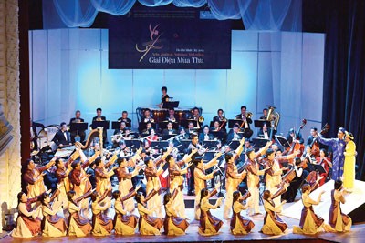 ‘Dong Chay’ symphony performed by artists of the HCMC Ballet Symphony Orchestra and Opera ‘Dong Chay’ symphony performed by artists of the HCMC Ballet Symphony Orchestra and Opera