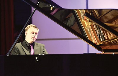 Performance of a German pianist Performance of a German pianist