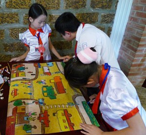 Primary students draw picture in traffic safety competition Primary students draw picture in traffic safety competition
