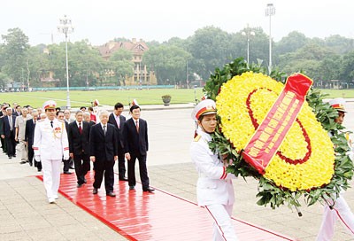 State leaders visit and lay wreaths at the Mausoleum of Late President Ho Chi Minh (Photo:SGGP) State leaders visit and lay wreaths at the Mausoleum of Late President Ho Chi Minh (Photo:SGGP)