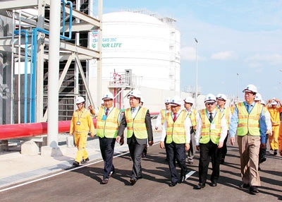 Lãnh đạo PV Gas và PVN kiểm tra công tác an toàn tại công trình khí. Lãnh đạo PV Gas và PVN kiểm tra công tác an toàn tại công trình khí.