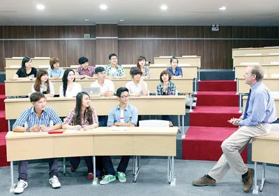 Sinh viên ĐHQT Miền Đông trong một giờ học với giảng viên nước ngoài Sinh viên ĐHQT Miền Đông trong một giờ học với giảng viên nước ngoài