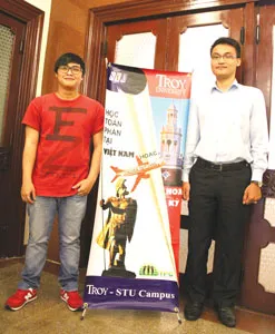 Bạn Andy Đặng (trái) và bạn Nguyễn Hoàng. Bạn Andy Đặng (trái) và bạn Nguyễn Hoàng.