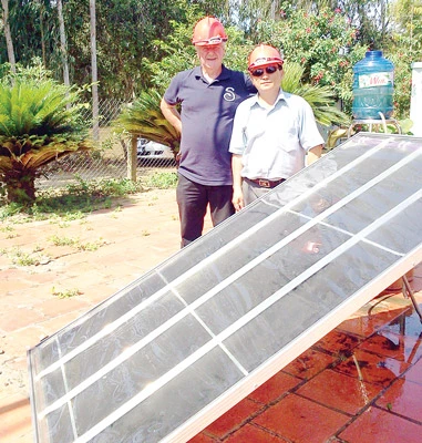 Ngài Peter Jonhston, Chủ tịch Fcubed Pty -Nhà sản xuất tấm năng lượng mặt trời Carocell và ông Lê Văn Khoát, Giám đốc Công ty TNHH Kim Hồng thực nghiệm sản xuất nước uống tinh khiết từ nguồn nước nuôi cá sấu tại nhà ông Sáu Hoàng, xã Trường Xuân, huyện Tháp Mười, tỉnh Đồng Tháp. Ngài Peter Jonhston, Chủ tịch Fcubed Pty -Nhà sản xuất tấm năng lượng mặt trời Carocell và ông Lê Văn Khoát, Giám đốc Công ty TNHH Kim Hồng thực nghiệm sản xuất nước uống tinh khiết từ nguồn nước nuôi cá sấu tại nhà ông Sáu Hoàng, xã Trường Xuân, huyện Tháp Mười, tỉnh Đồng Tháp.