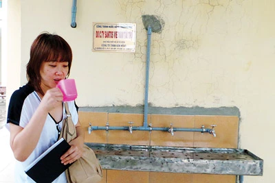 Sử dụng nước uống sau khi lọc tại Trường TH Hoàng Văn Thụ, huyện Tuy An, tỉnh Phú Yên Sử dụng nước uống sau khi lọc tại Trường TH Hoàng Văn Thụ, huyện Tuy An, tỉnh Phú Yên
