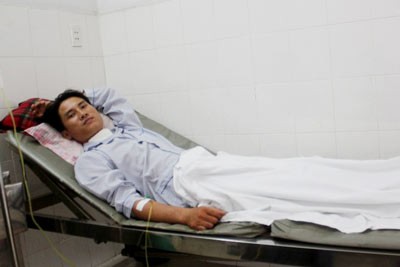 Phan Van Phuc, one of the two victims, is still in Quoc Anh Hospital for treatment (Photo: SGGP) Phan Van Phuc, one of the two victims, is still in Quoc Anh Hospital for treatment (Photo: SGGP)