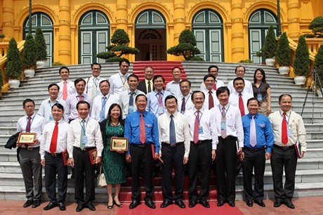 President Truong Tan Sang and representatives of the Vietnam Association of Young Entrepreneurs (Photo: VNA) President Truong Tan Sang and representatives of the Vietnam Association of Young Entrepreneurs (Photo: VNA)