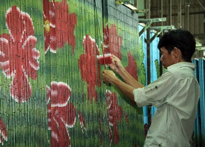 A worker at Thanh Truc Cooperative in Cu Chi District making a bamboo curtain (Photo: SGGP) A worker at Thanh Truc Cooperative in Cu Chi District making a bamboo curtain (Photo: SGGP)