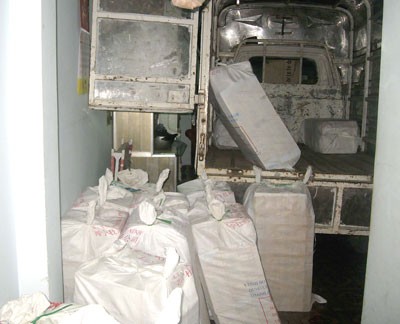 Packages of cigarettes and the truck seized by police(Photo: SGGP) Packages of cigarettes and the truck seized by police(Photo: SGGP)