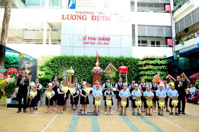 Teachers and students of Luong Dinh Cua Primary in District 3 , HCMC welcome the new school year Teachers and students of Luong Dinh Cua Primary in District 3 , HCMC welcome the new school year