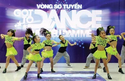 Performances of young contestants in the entrance round Performances of young contestants in the entrance round