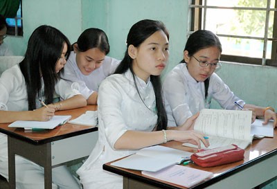 Girls in a senior high school wear the traditional Ao Dai to class (Photo: Cat Tuong) Girls in a senior high school wear the traditional Ao Dai to class (Photo: Cat Tuong)