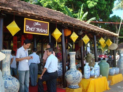 A display booth of Bat Trang Traditional Pottery Village (Photo: Sggp) A display booth of Bat Trang Traditional Pottery Village (Photo: Sggp)