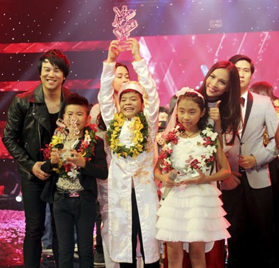 Quang Anh (C), winner of "The Voice Kids" 2013. (Photo: Sggp) Quang Anh (C), winner of "The Voice Kids" 2013. (Photo: Sggp)