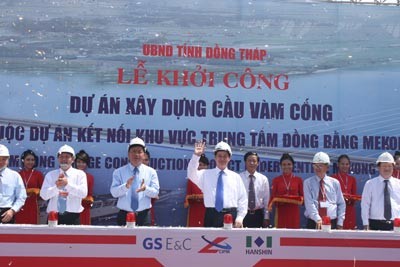 Officials at the groundbreaking ceremony of Vam Cong Bridge in Lap Vo District in the Mekong Delta province of Dong Thap (Photo: Sggp) Officials at the groundbreaking ceremony of Vam Cong Bridge in Lap Vo District in the Mekong Delta province of Dong Thap (Photo: Sggp)