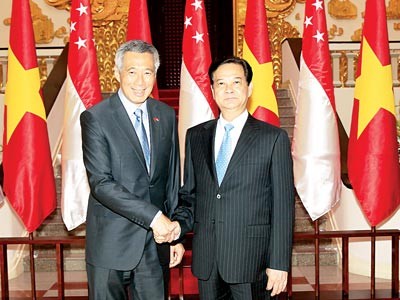 Prime Minister Nguyen Tan Dung (R) meets with Singapore's Prime Minister Lee Hsien Loong.— Prime Minister Nguyen Tan Dung (R) meets with Singapore's Prime Minister Lee Hsien Loong.—