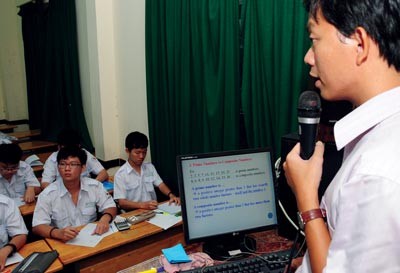 Le Quy Don Senior High School teacher Bui Tuoc Hoan is teaching maths in English (Photo: SGGP) Le Quy Don Senior High School teacher Bui Tuoc Hoan is teaching maths in English (Photo: SGGP)