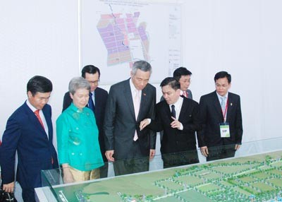 Singapore Prime Minister Lee Hsien Loong listens to a report on the industrial park(Photo: SGGP) Singapore Prime Minister Lee Hsien Loong listens to a report on the industrial park(Photo: SGGP)